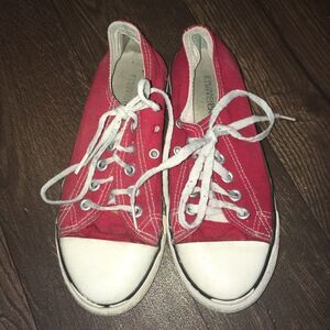 Converse red low top sneakers 2Y/3.5W